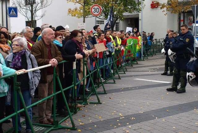 Friedlicher Protest gegen braune Propaganda/Mehr als 300 Demonstranten in Wiesental – KW 42 / 15