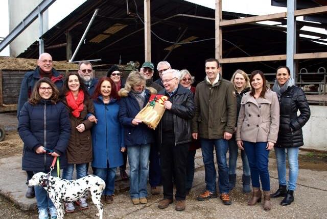Für Kühlregal im Tafelladen/ Initiatoren der Stallweihnacht überreichen eingegangene Spenden – KW 08 / 16