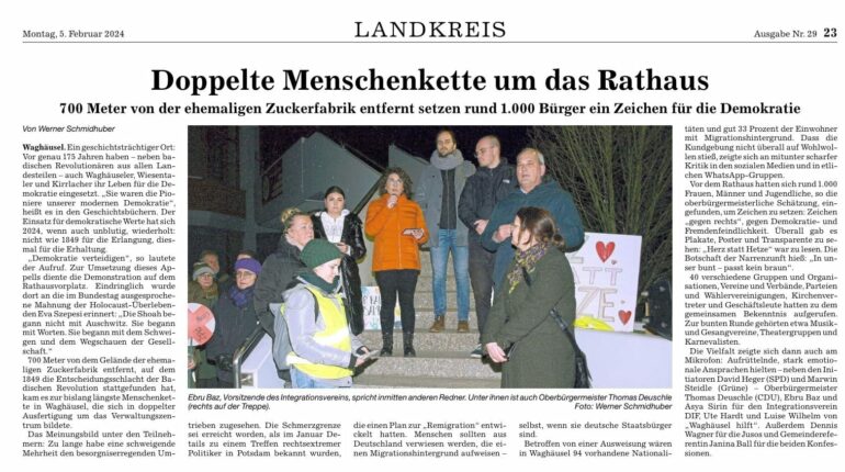 Doppelte Menschenkette um das Rathaus